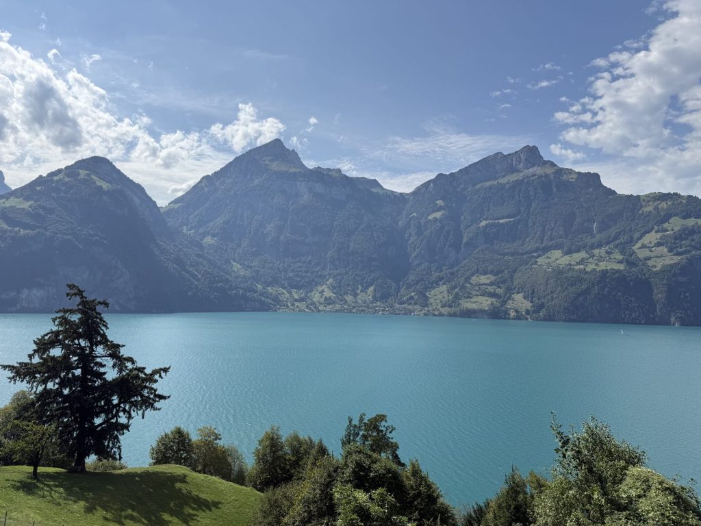 See mit Bergpanorama