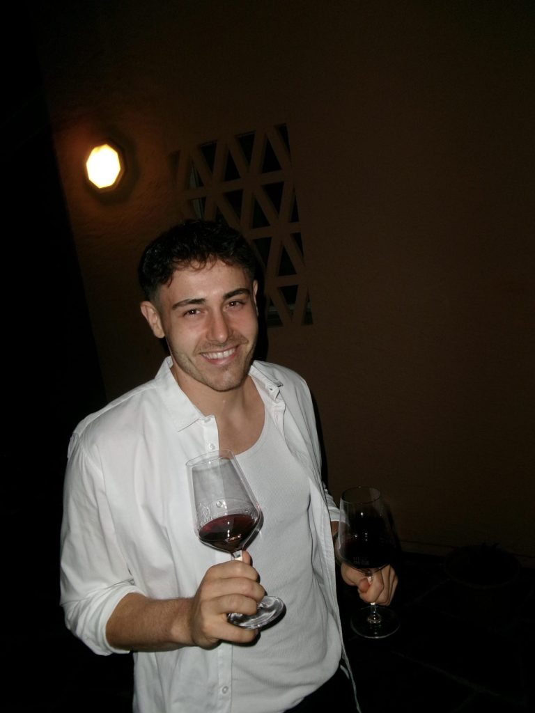 Jan mit Weinglas am Abend