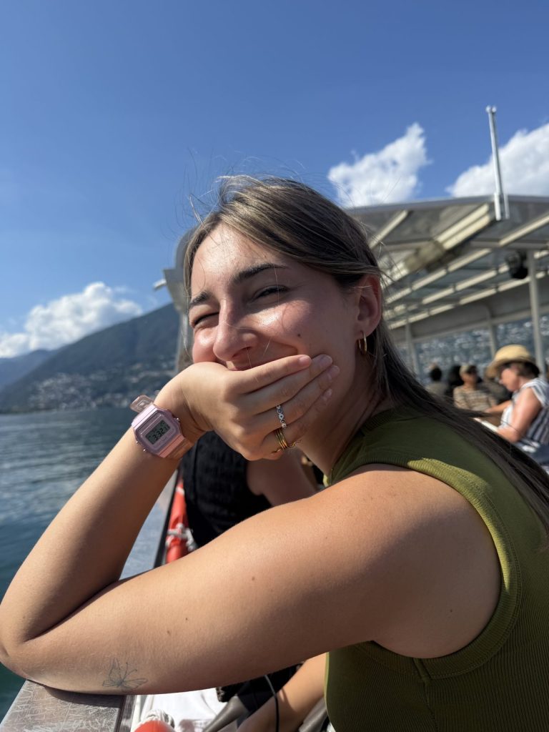 Maxi auf dem Schiff auf dem Lago Maggiore